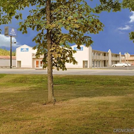 Econo Lodge Метрополис Екстериор снимка