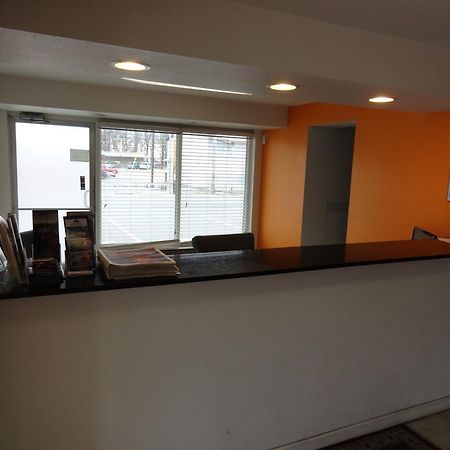 Econo Lodge Метрополис Екстериор снимка