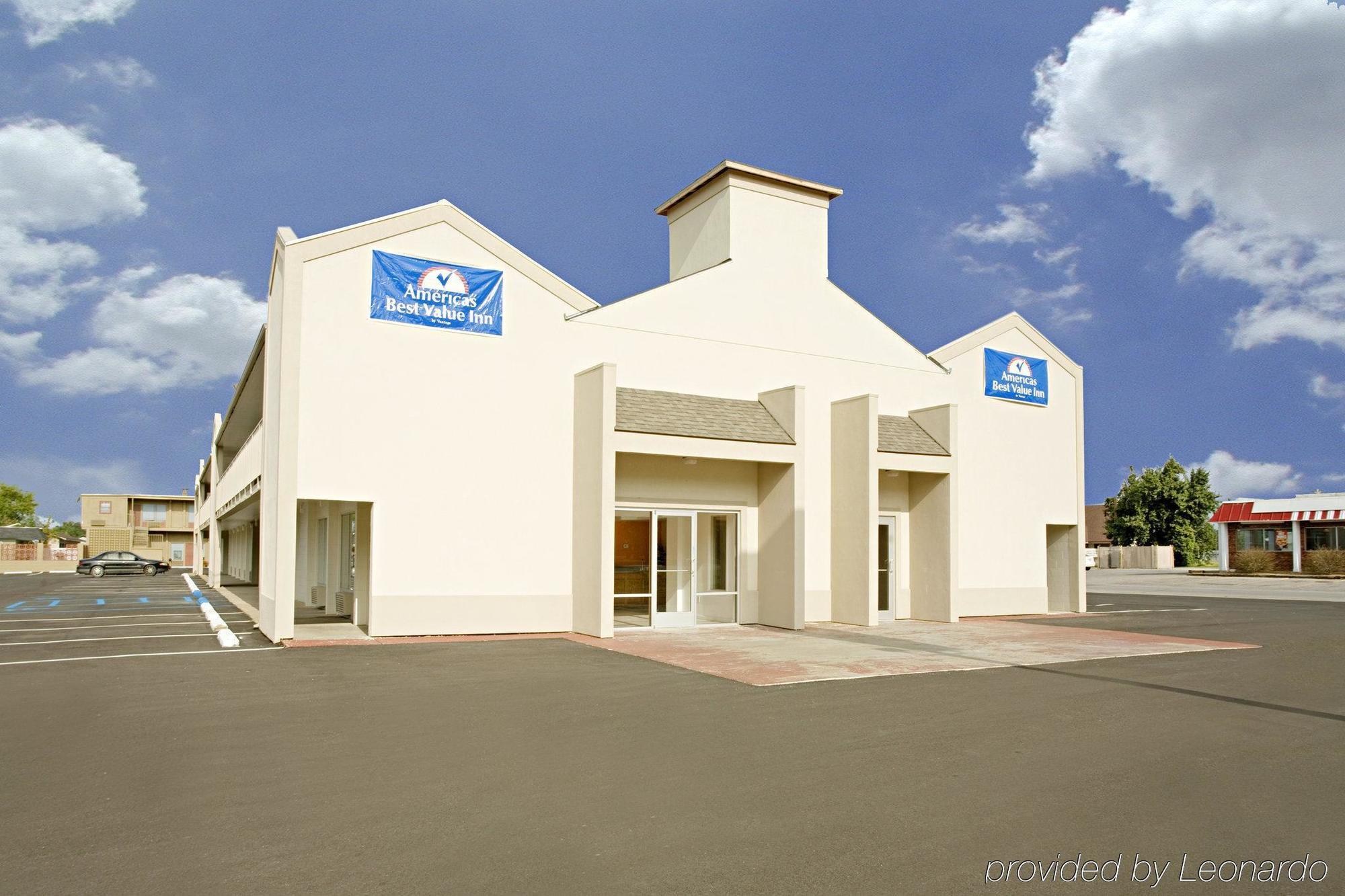 Econo Lodge Метрополис Екстериор снимка