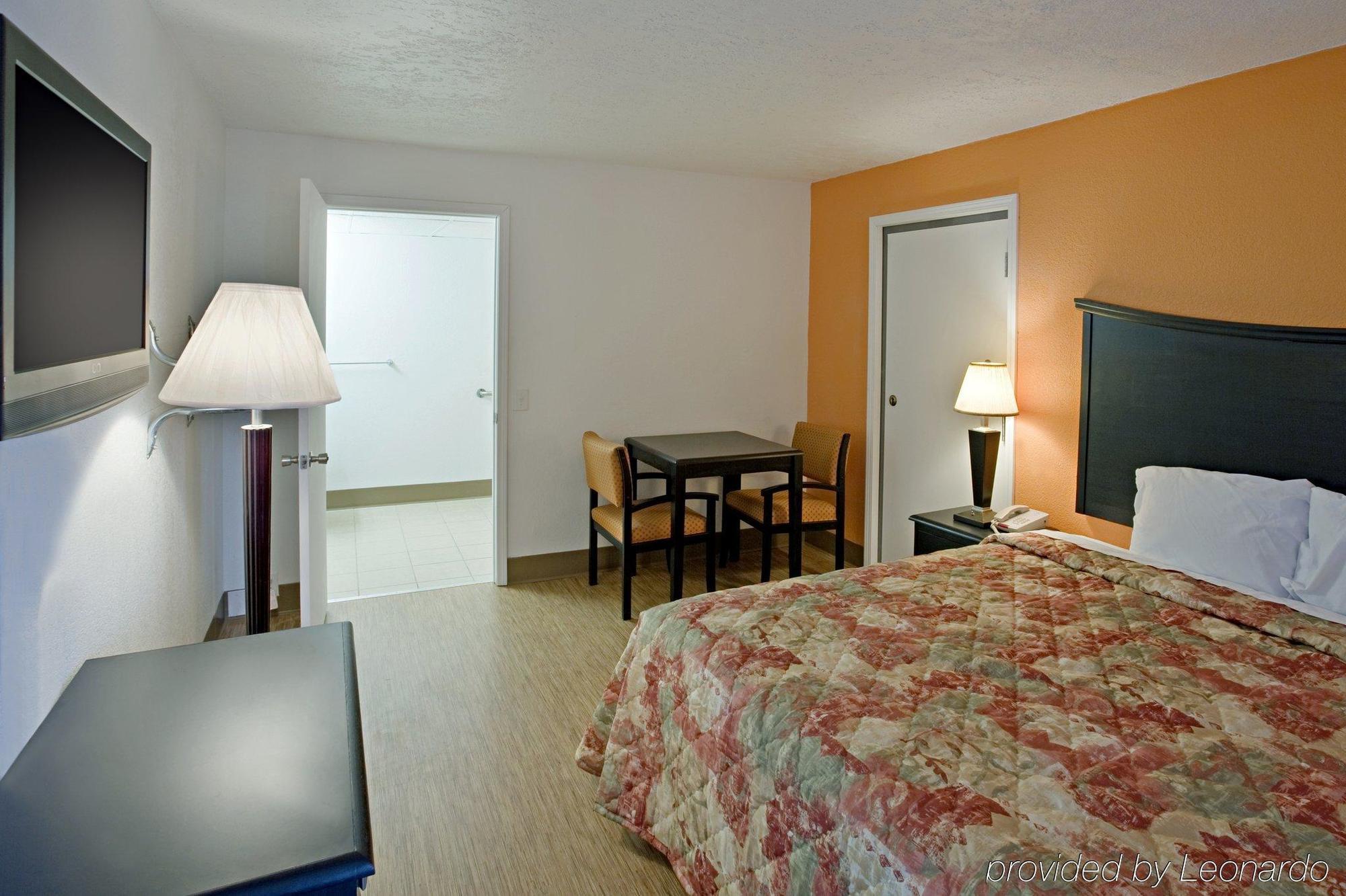 Econo Lodge Метрополис Стая снимка
