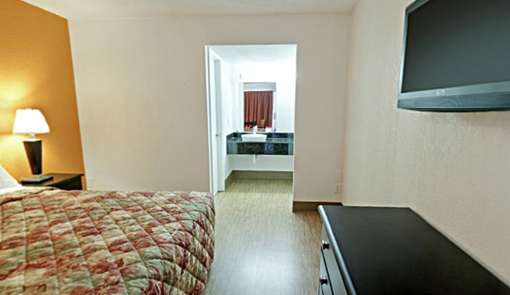 Econo Lodge Метрополис Стая снимка