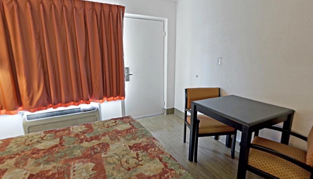 Econo Lodge Метрополис Стая снимка