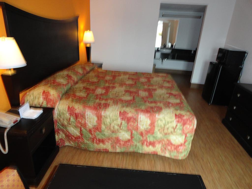 Econo Lodge Метрополис Стая снимка