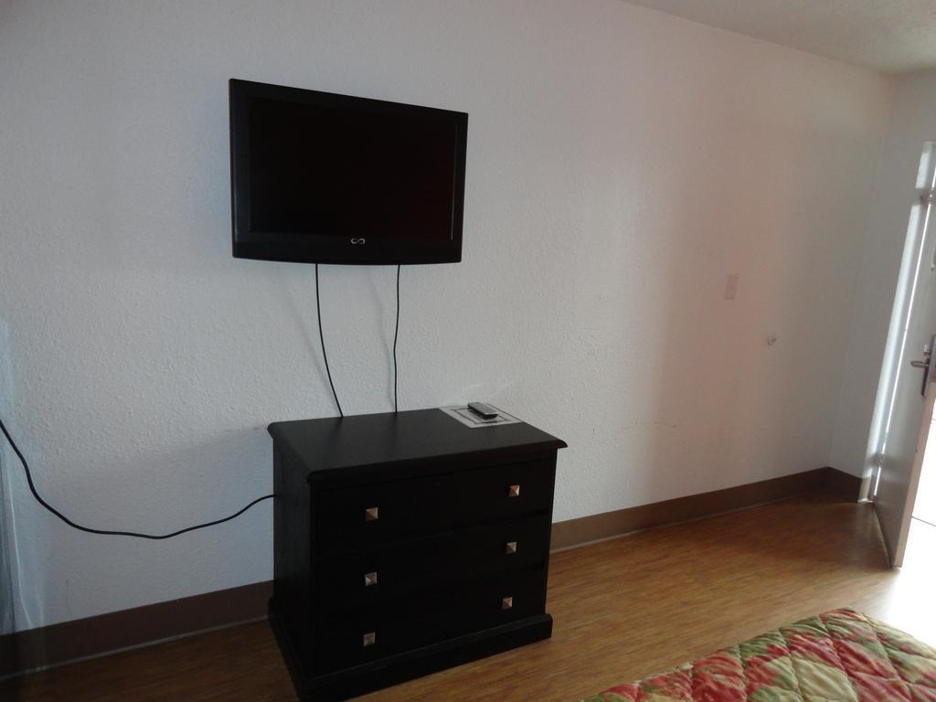 Econo Lodge Метрополис Стая снимка