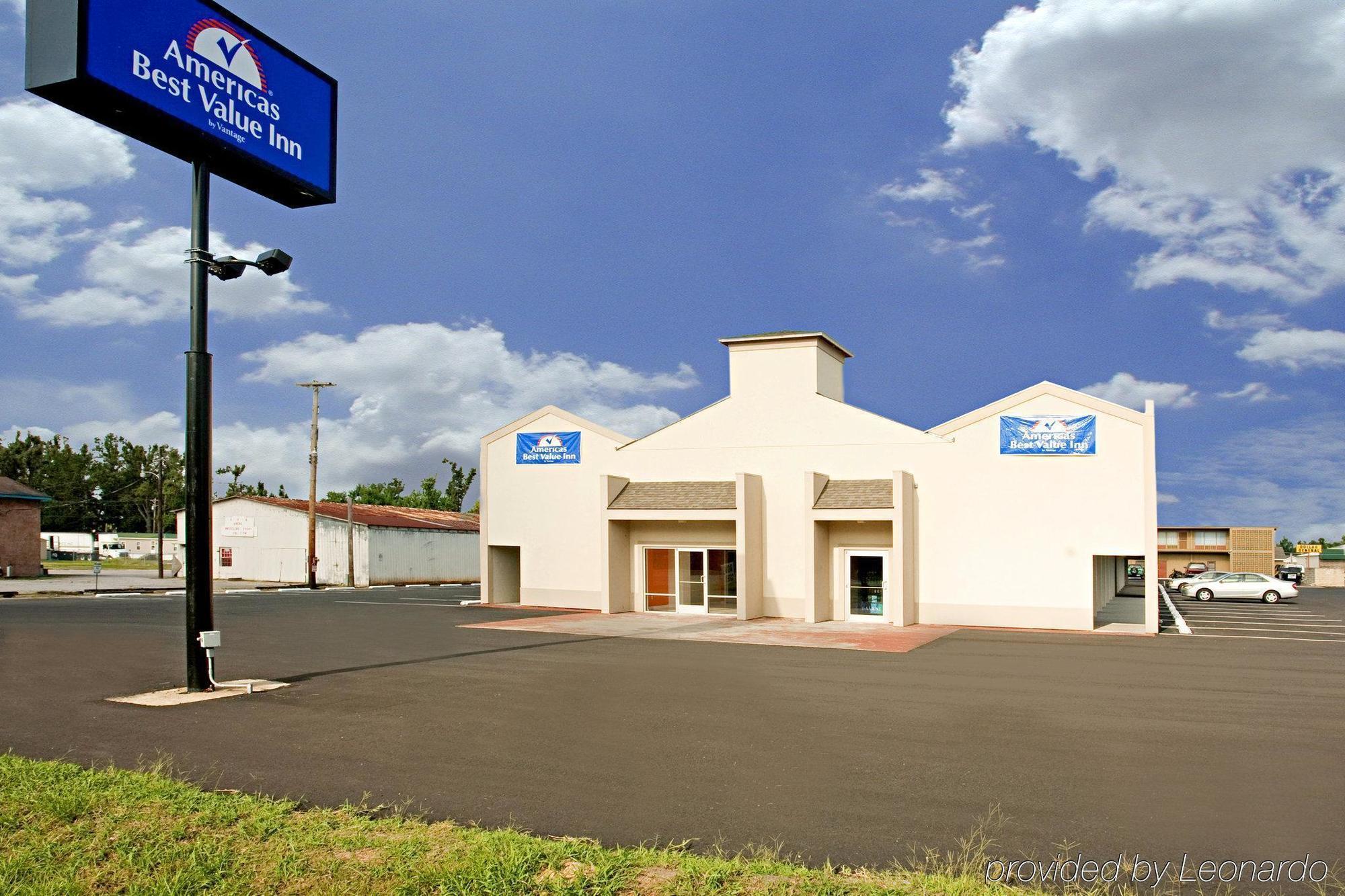 Econo Lodge Метрополис Екстериор снимка