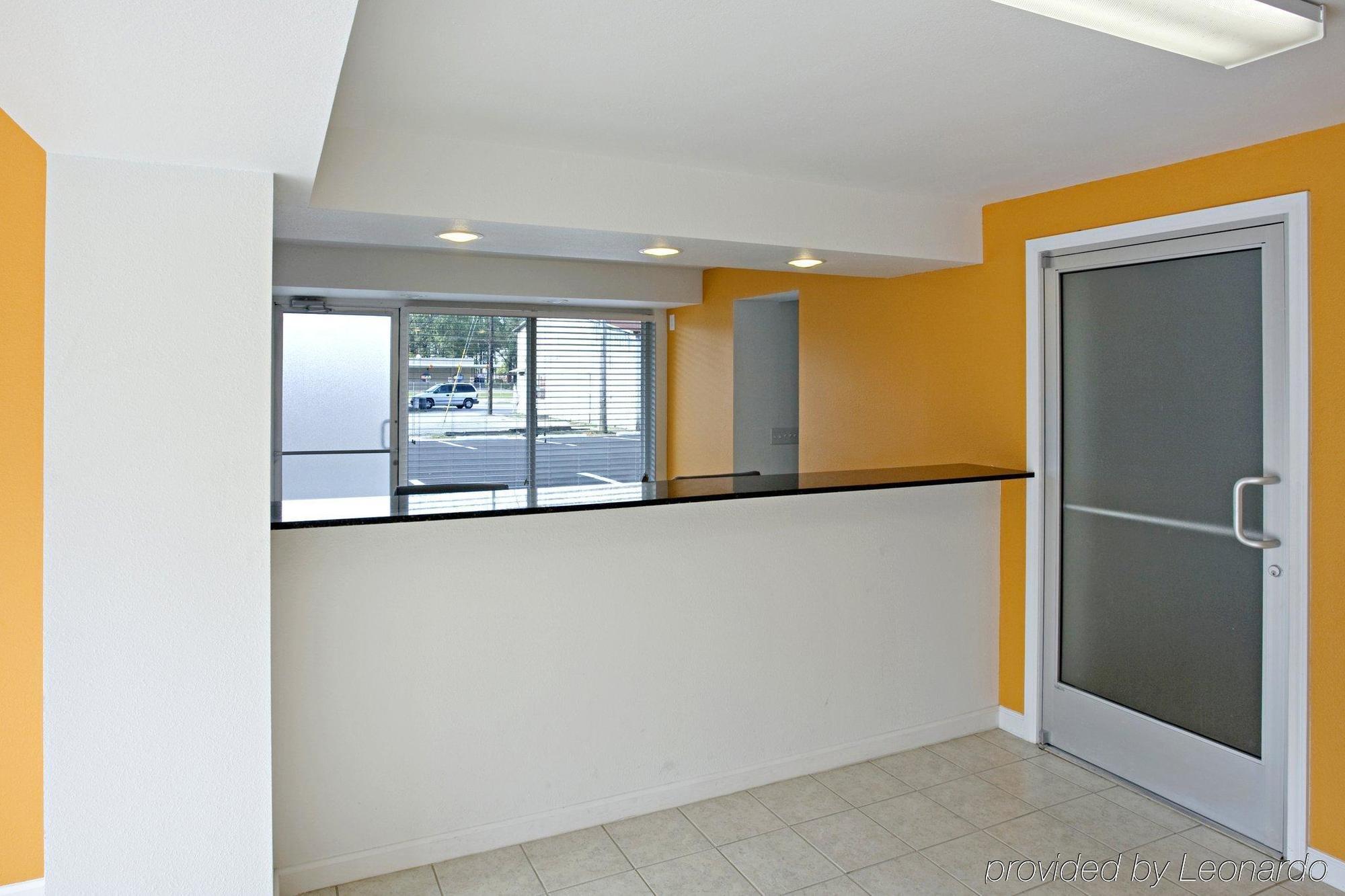Econo Lodge Метрополис Интериор снимка
