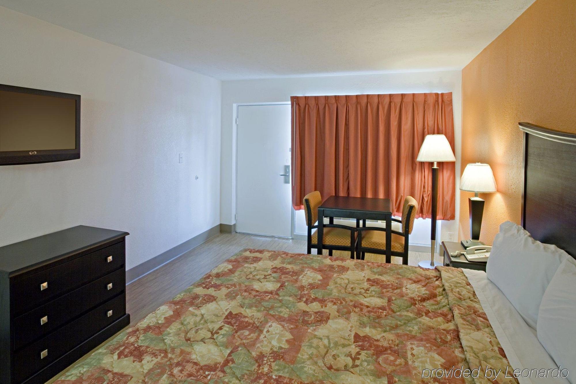 Econo Lodge Метрополис Стая снимка