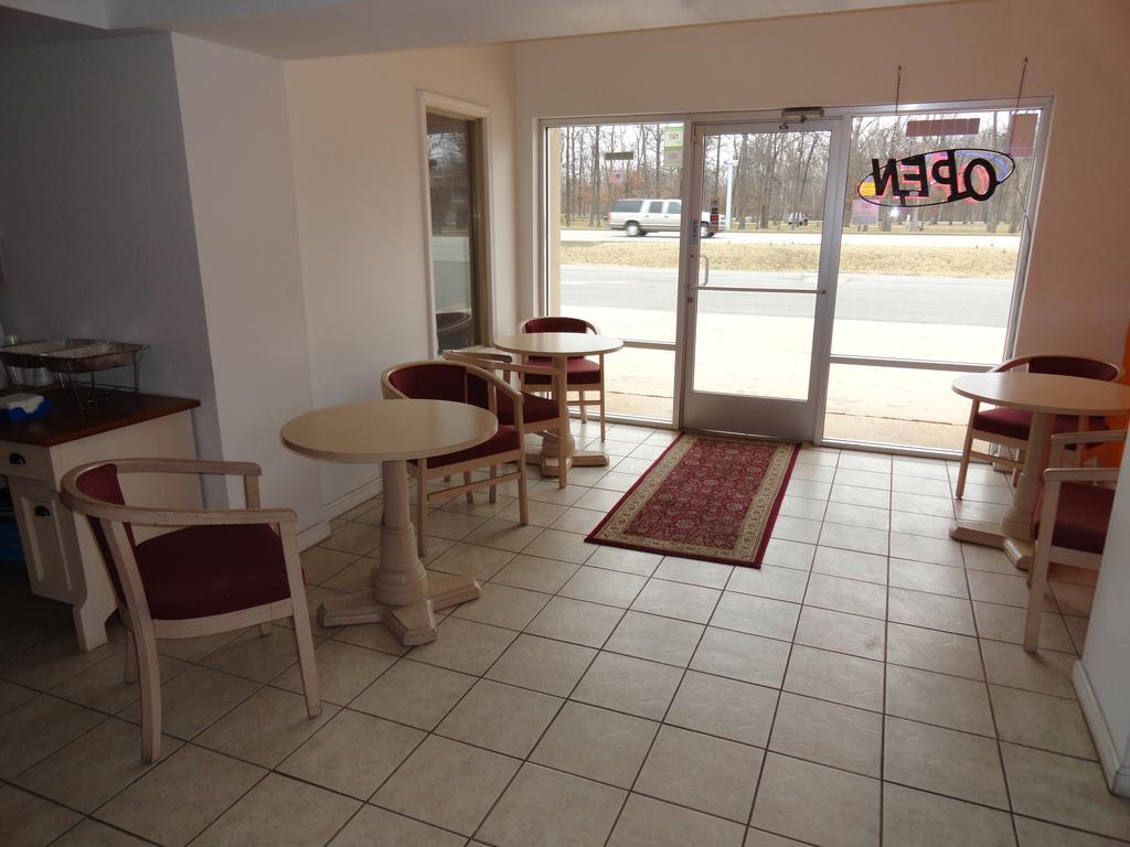Econo Lodge Метрополис Екстериор снимка