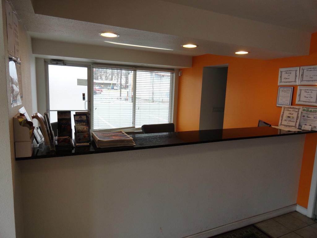 Econo Lodge Метрополис Екстериор снимка
