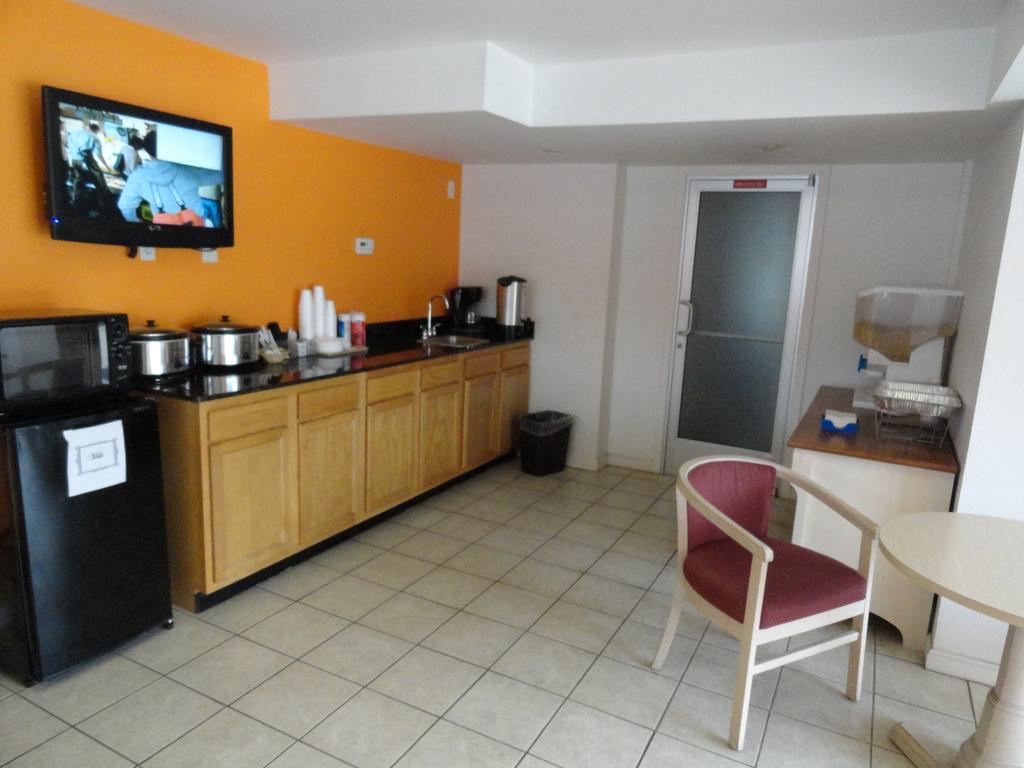 Econo Lodge Метрополис Екстериор снимка